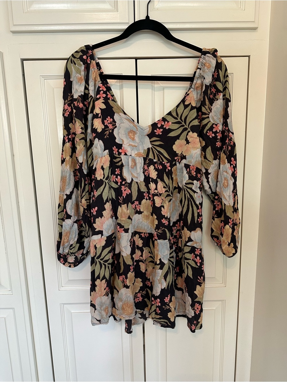 Billabong Black Floral V-Neck Puff Sleeve Top